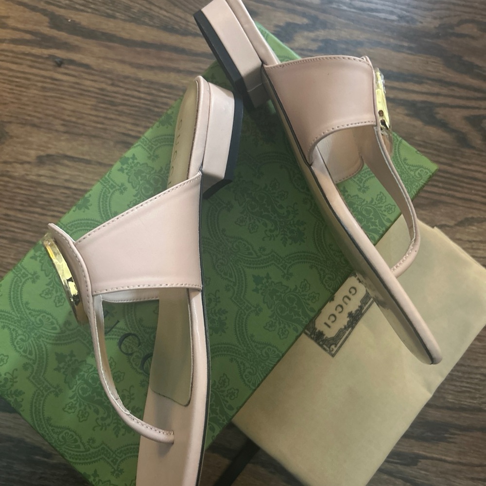 NWT Gucci Women's Blush Sandals with Gold Logo- size 39. - Picture 2 of 5